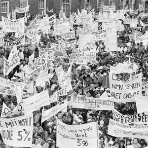 Demonstanten Binnenhof, 15 maart 1989