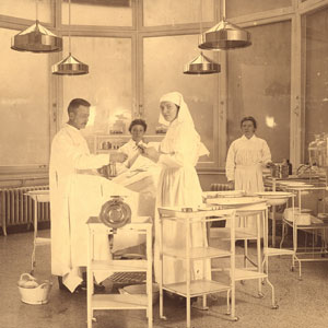 Heleen Melk (met hoofddoek) op instructiefoto operatiekamer